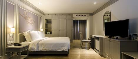 Caja de seguridad en la habitación, escritorio y cortinas blackout