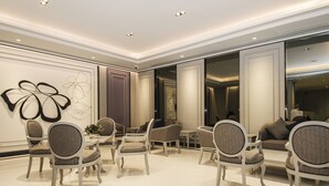 A modern hotel lobby with a seating area, a reception desk, and a large window. - imm hotel Ladprao Bangkapi Bangkok (Bangkok)