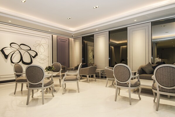 Coin salon dans le hall