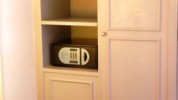 Um micro-ondas dentro de um armário com porta.