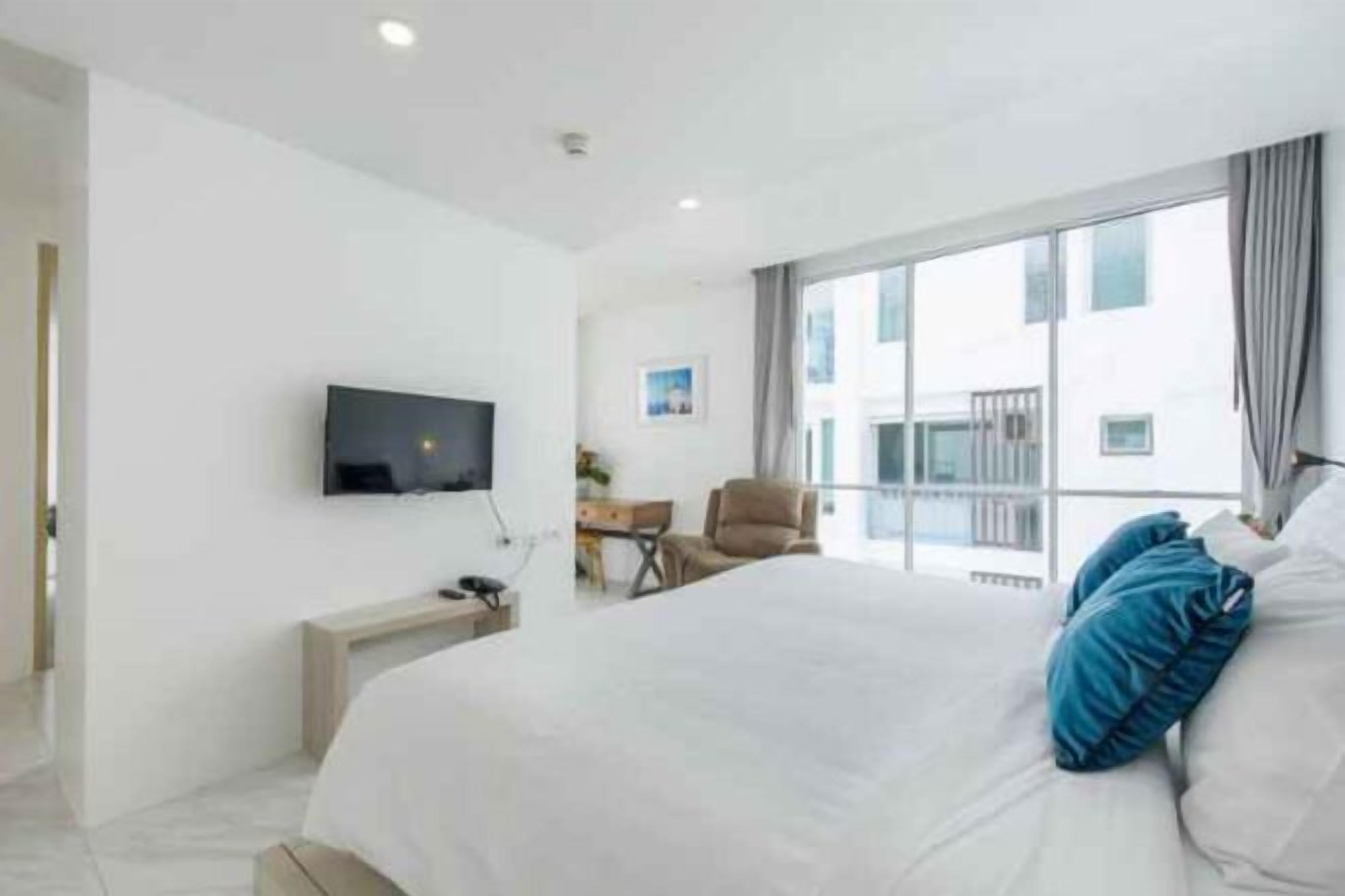 Minibar, caja de seguridad en la habitación y escritorio 