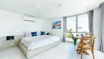 Grand Deluxe Room | Minibar, caja fuerte, escritorio y cortinas opacas