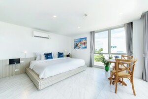 Grand Deluxe Room | Minibar, caja fuerte, escritorio y cortinas opacas