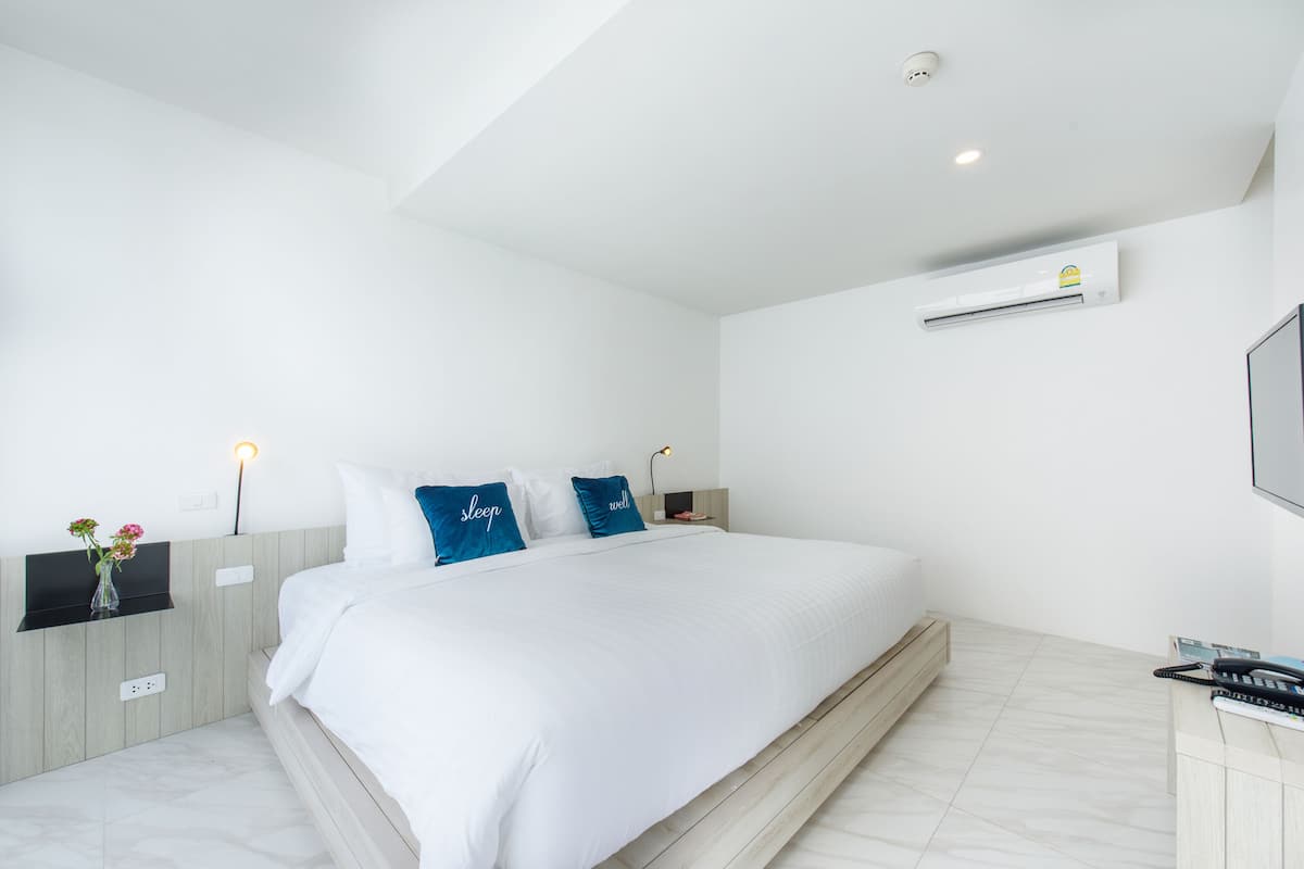 Grand Deluxe Room | Minibar, pengeskab på værelset, skrivebord, mørklægningsgardiner