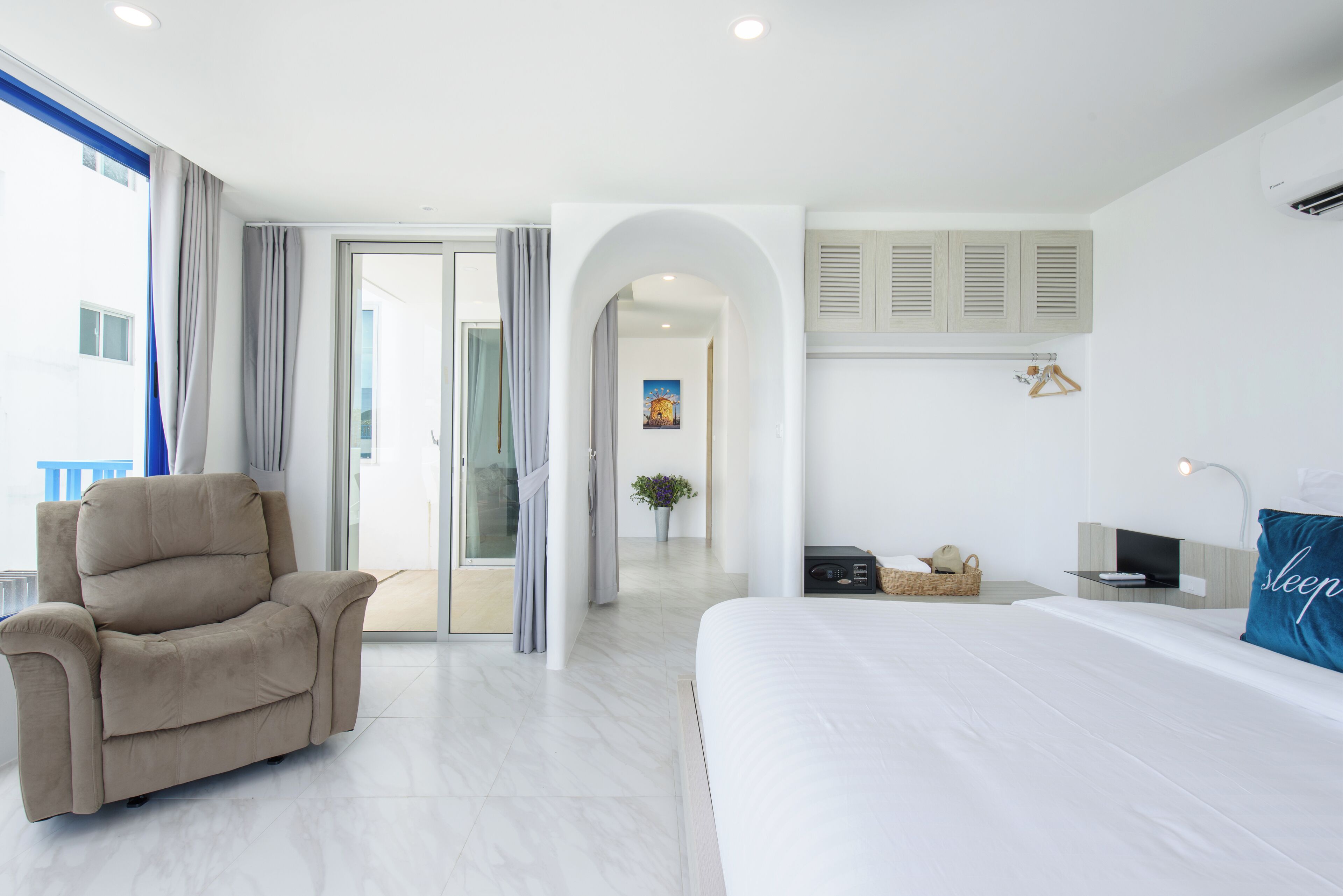 Grand Deluxe Room | Minibar, in-room safe, desk, blackout curtains