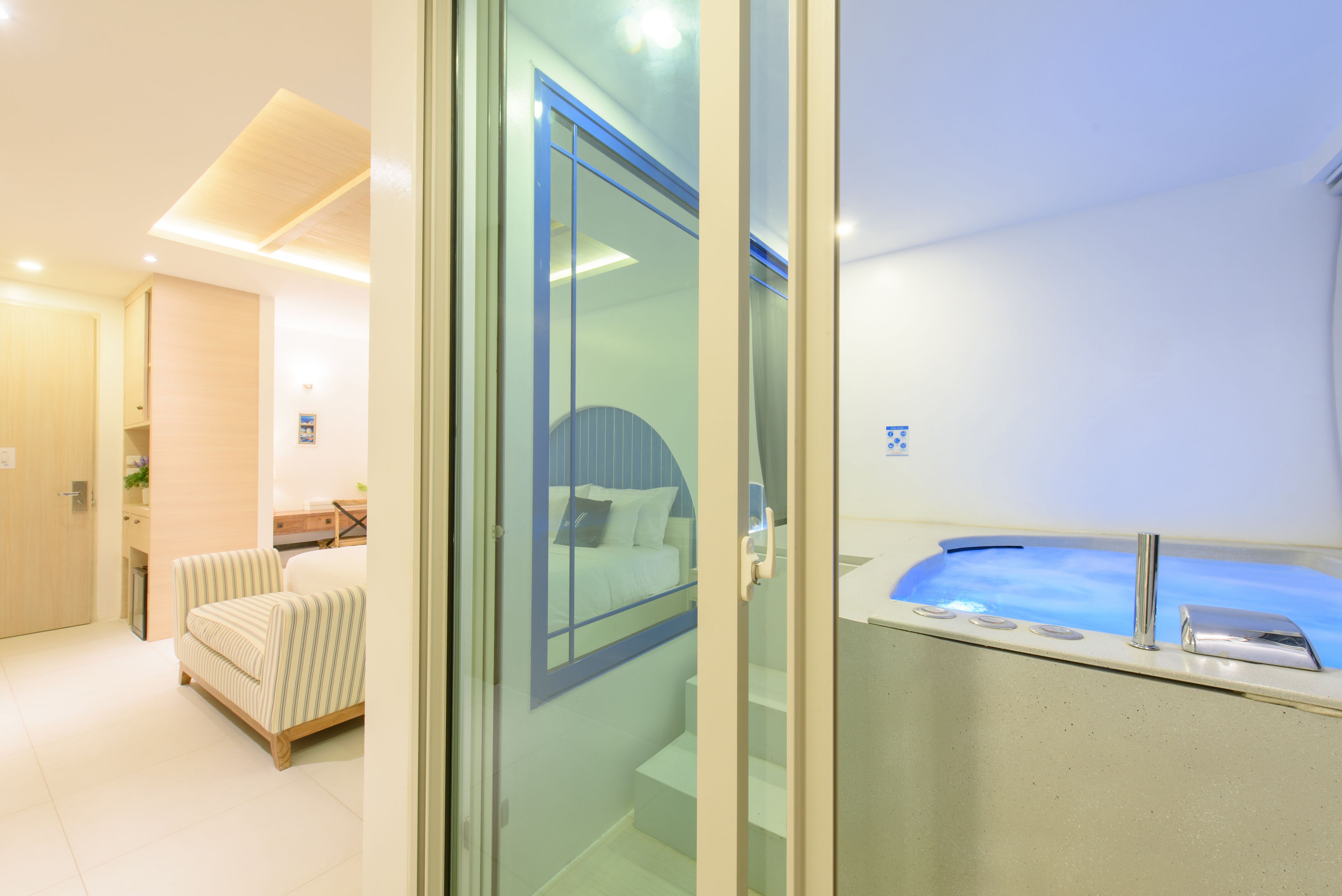 Deluxe Jacuzzi | 迷你吧、客房内保险箱、办公桌、遮光窗帘