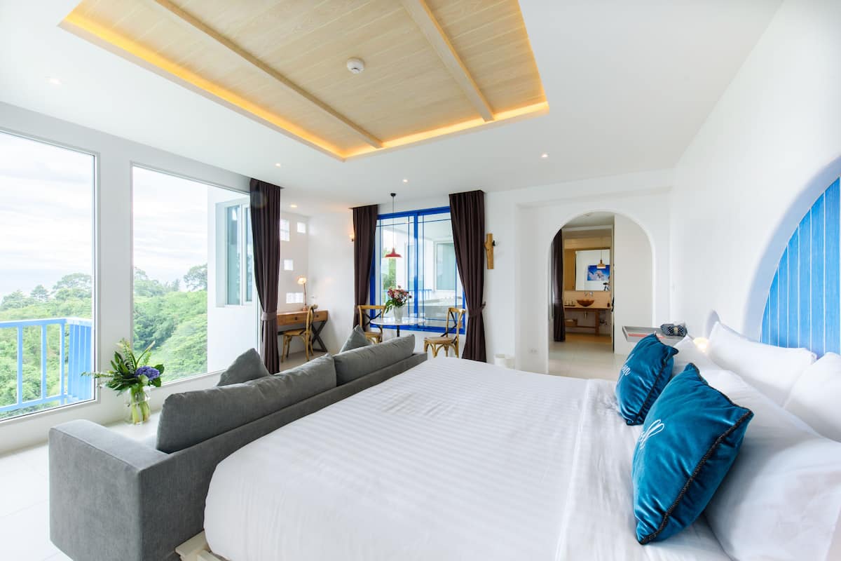 Deluxe Ocean View Jacuzzi | 迷你吧、客房內保險箱、書桌、遮光布/窗簾