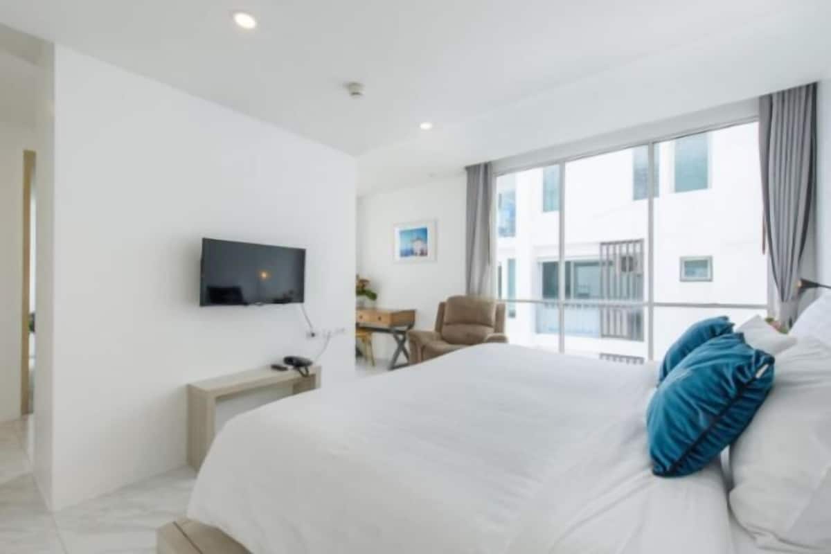 Minibar, coffres-forts dans les chambres, bureau, rideaux occultants