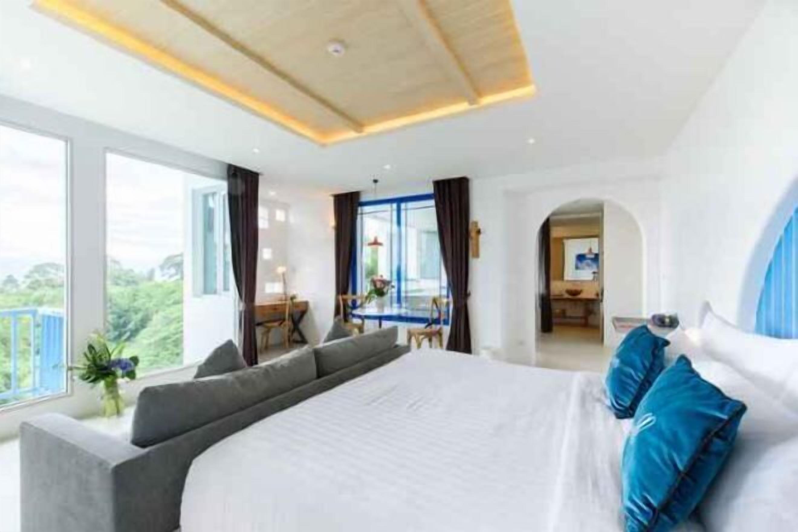 Minibar, in-room safe, desk, blackout drapes