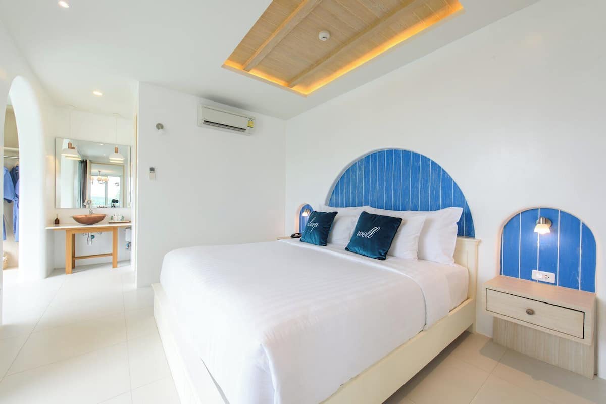 Two Bedroom Suite Jacuzzi | 迷你吧、客房內保險箱、書桌、遮光布/窗簾
