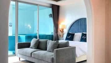 Deluxe Ocean View Jacuzzi | Minibar, in-room safe, desk, blackout curtains