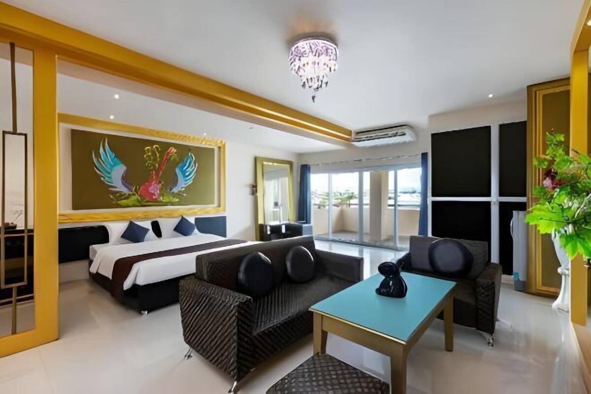 Minibar contenant certains articles gratuits, coffre-fort, décor unique