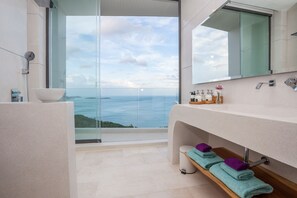 4 Bedroom Premium Villa | Bad | Separat badekar og dusj og dype avslapningsbadekar