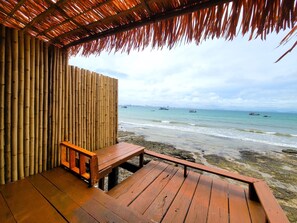 Habitación superior, vista al océano | Balcón
