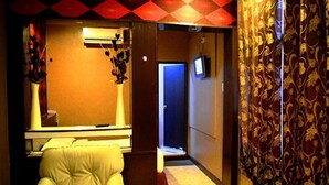 Superior Room | 起居区 | 32-英寸电视（配备有线频道）