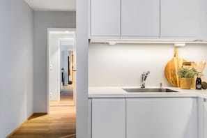 Apartamento, 2 quartos | Cozinha privada | Geladeira grande, micro-ondas, fogão, cooktop