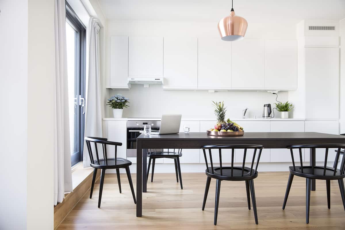 full-sized fridge, microwave, oven, stovetop