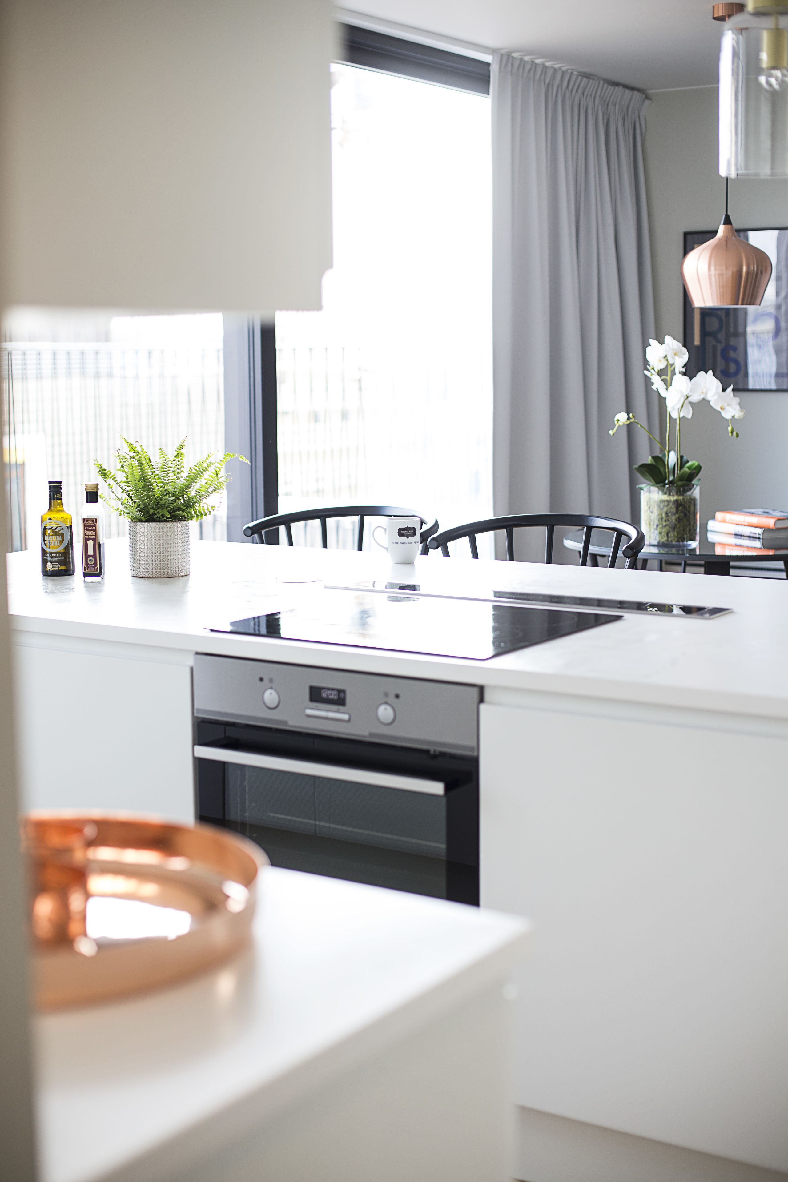 full-sized fridge, microwave, oven, stovetop