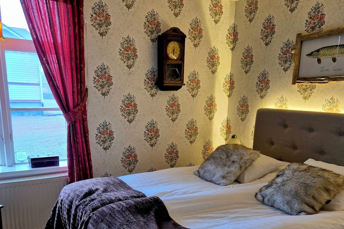 Habitación doble | Decoración personalizada, muebles diferentes y cortinas blackout