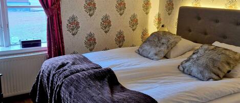 Kahden hengen huone | Yksilöllisesti sisustettu, yksilöllisesti kalustettu, pimennysverhot