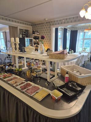 Free daily buffet breakfast - Levar Hotell & Gästgiveri (Nordmaling)