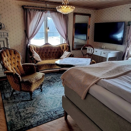 Deluxe Double Room | Individually decorated, individually furnished, blackout drapes
