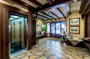 Interior entrance - Hotel Ciria (Benasque)