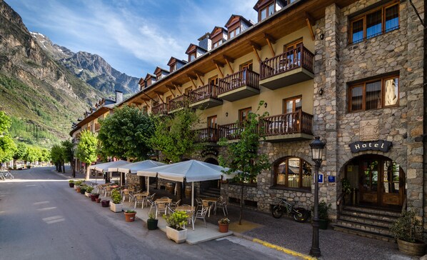 Front of property - Hotel Ciria (Benasque)