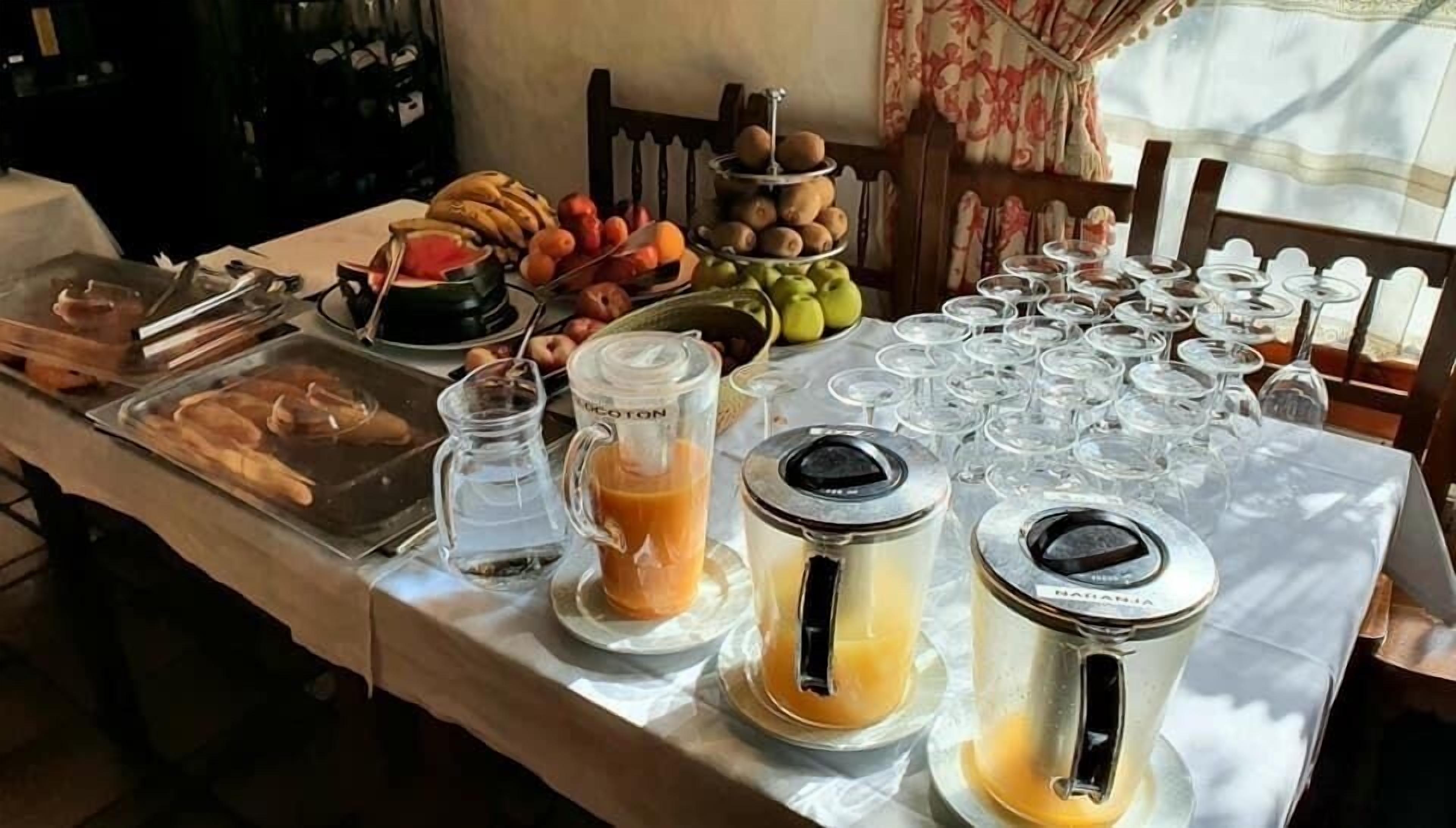 Una barra de buffet amb diferents aliments i begudes.