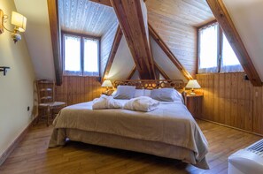 Familien-Suite, 2 Schlafzimmer, Whirlpool, Turm | Minibar, Zimmersafe, Schreibtisch, Verdunkelungsvorhänge