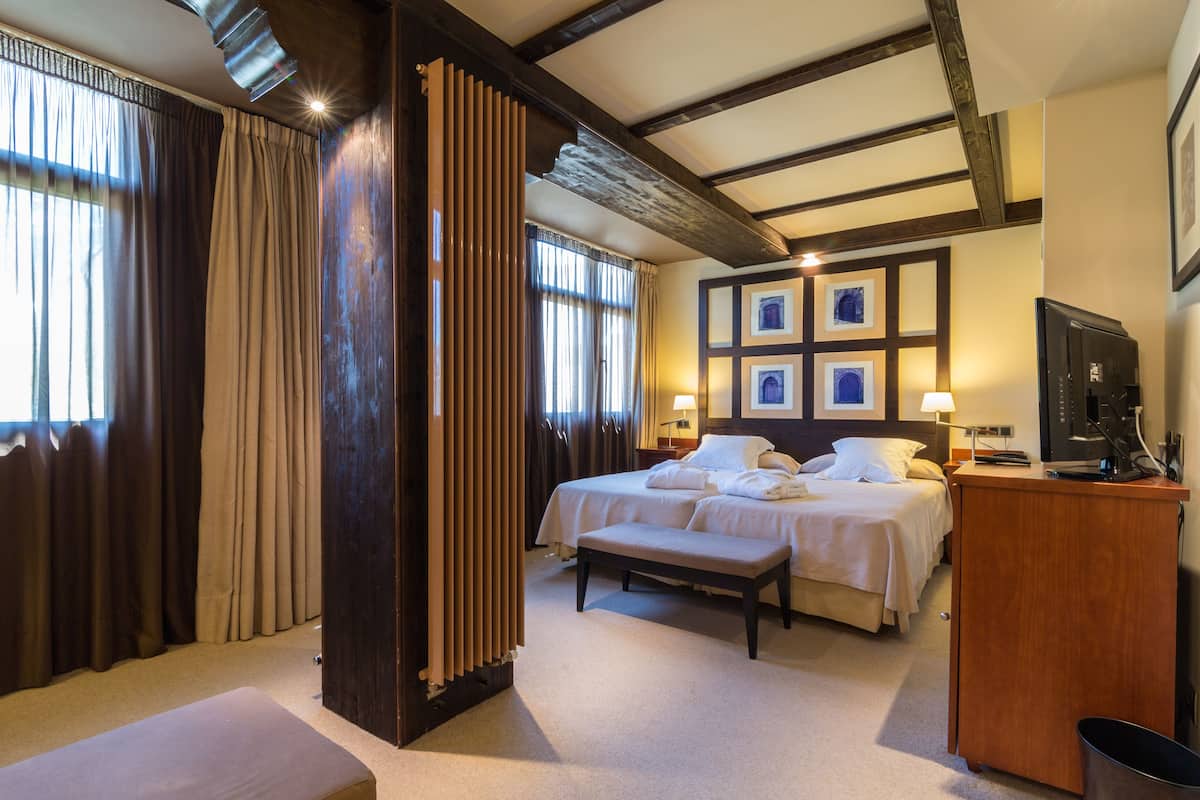 Junior Studio Suite, 2 Katil Bujang (Single), Accessible | Bar mini, peti besi dalam bilik, meja, langsir/tirai gelap terus