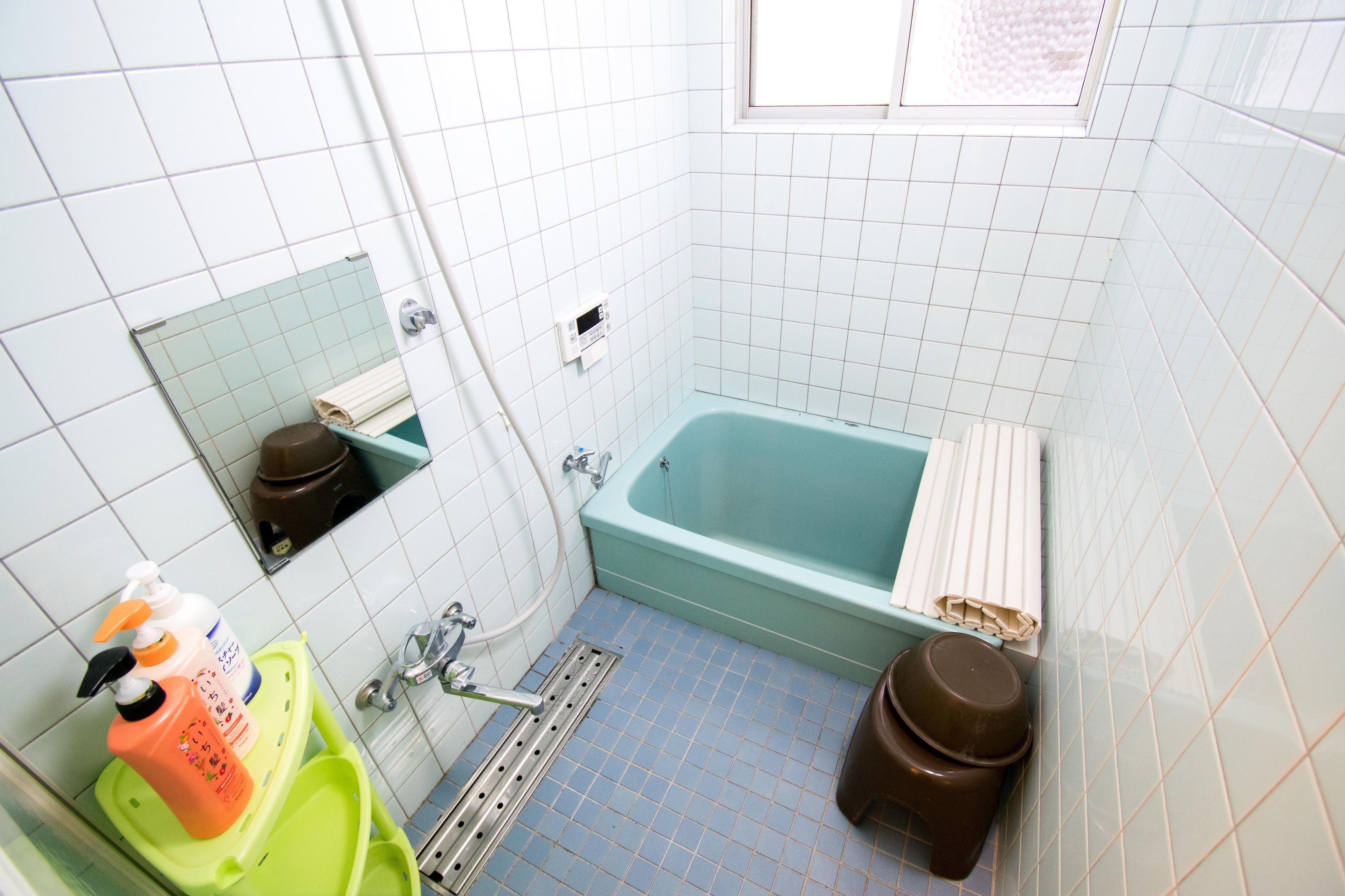 Badewanne und Dusche (separat), kostenlose Toilettenartikel