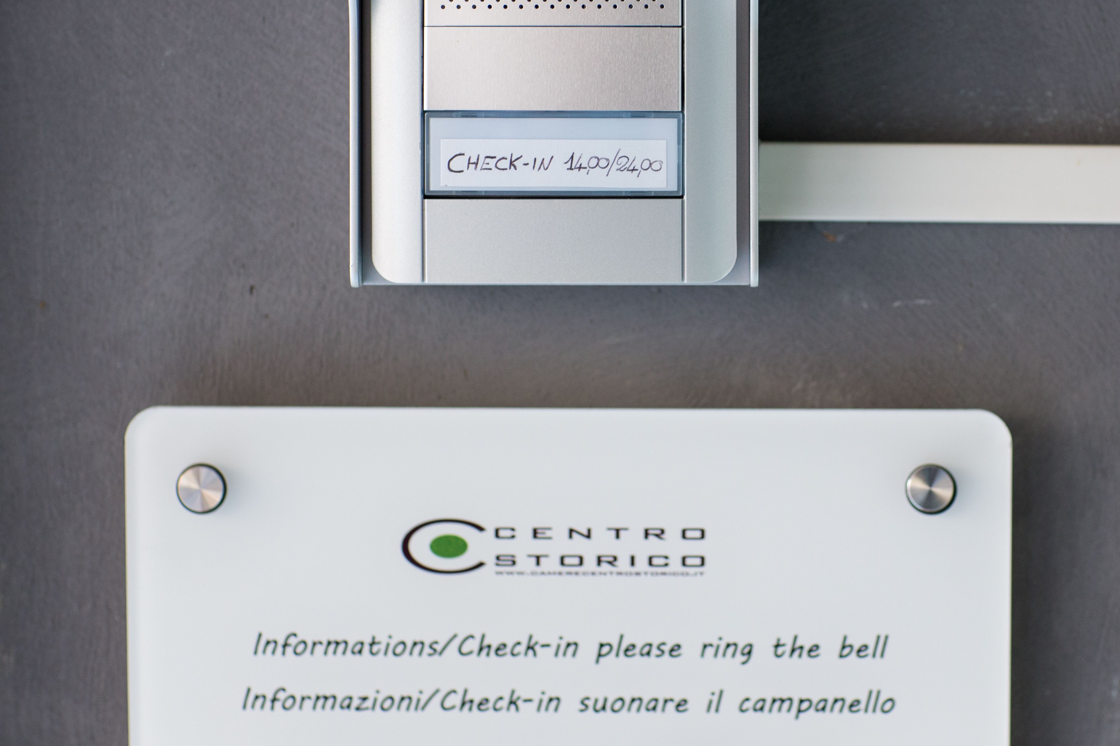 Una máquina de registro con un letrero debajo que dice "CENTRO STORICO" e instrucciones para el registro.