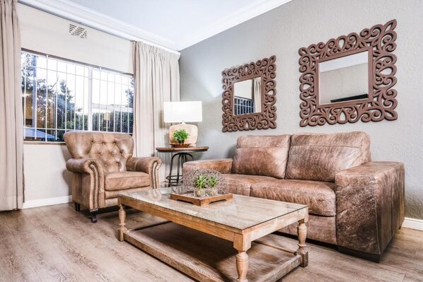 Vredehof No 2 | Living room - Avemore Vredehof No 2 (Stellenbosch)