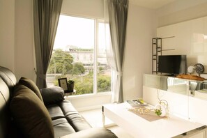 Una televisión de pantalla plana