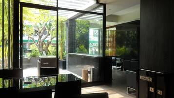 Daily cooked-to-order breakfast (THB 500 per person)