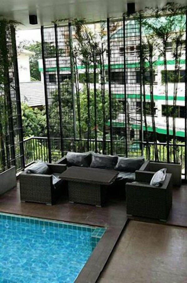 Una piscina al aire libre