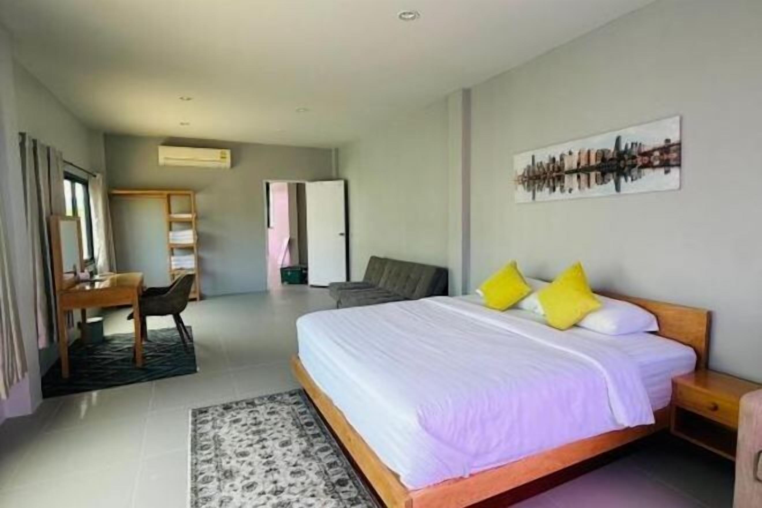 Een minibar, verduisterende gordijnen, gratis wifi, beddengoed