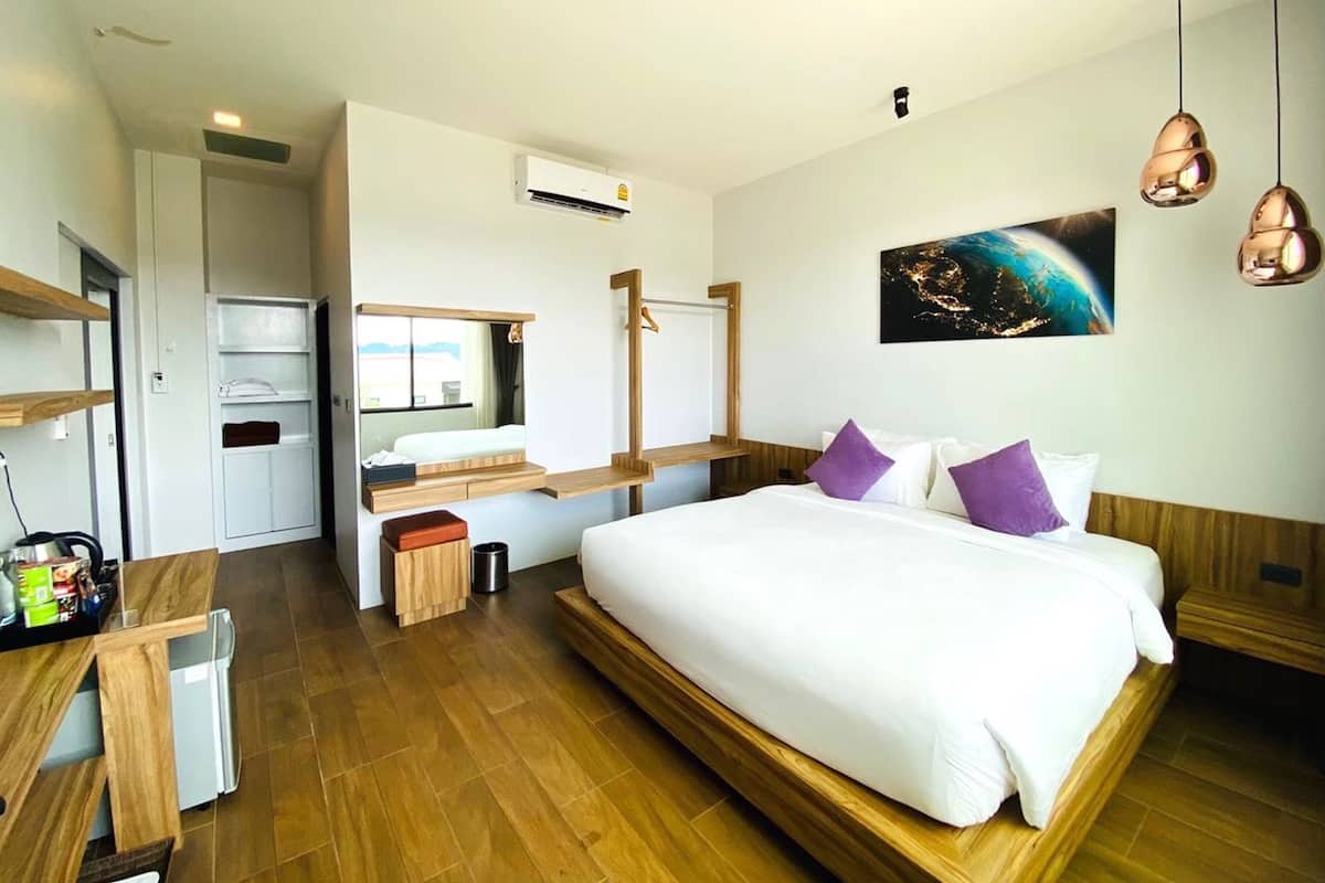 Minibar, blackout drapes, free WiFi, bed sheets