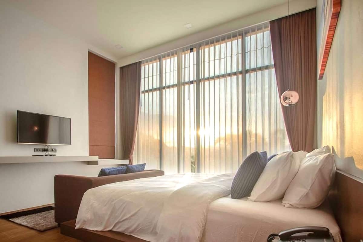 deluxe pool access with balcony  | 1 bedroom, minibar, desk, blackout curtains