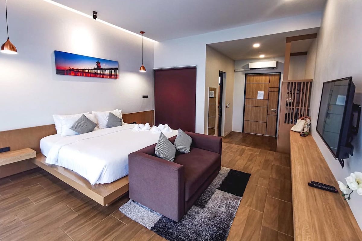 Minibar, blackout drapes, free WiFi, bed sheets