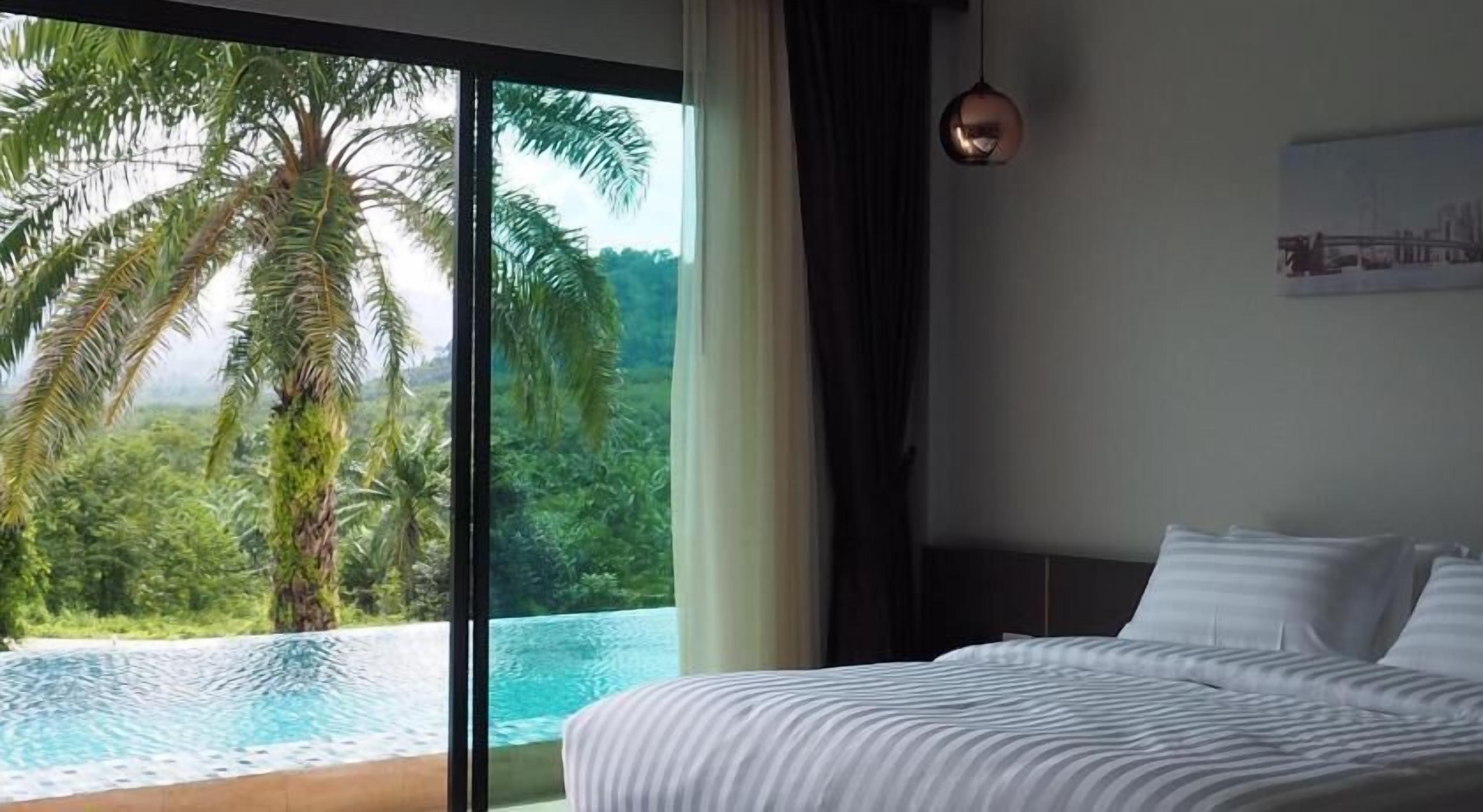 Minibar, blackout curtains, free WiFi, bed sheets