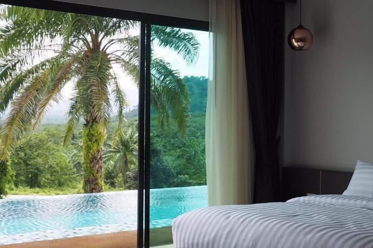 Minibar, blackout drapes, free WiFi, bed sheets