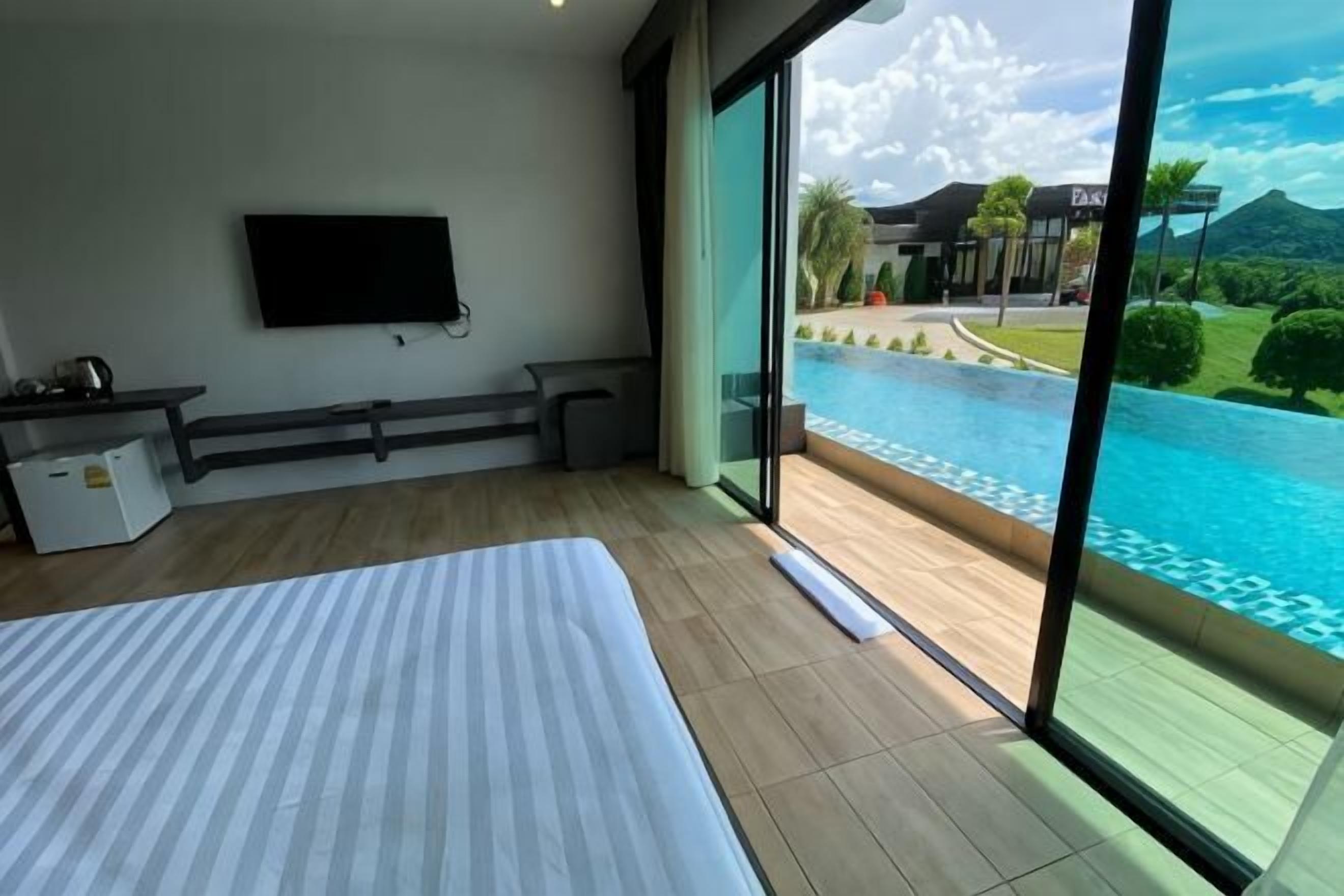 Minibar, blackout curtains, free WiFi, bed sheets