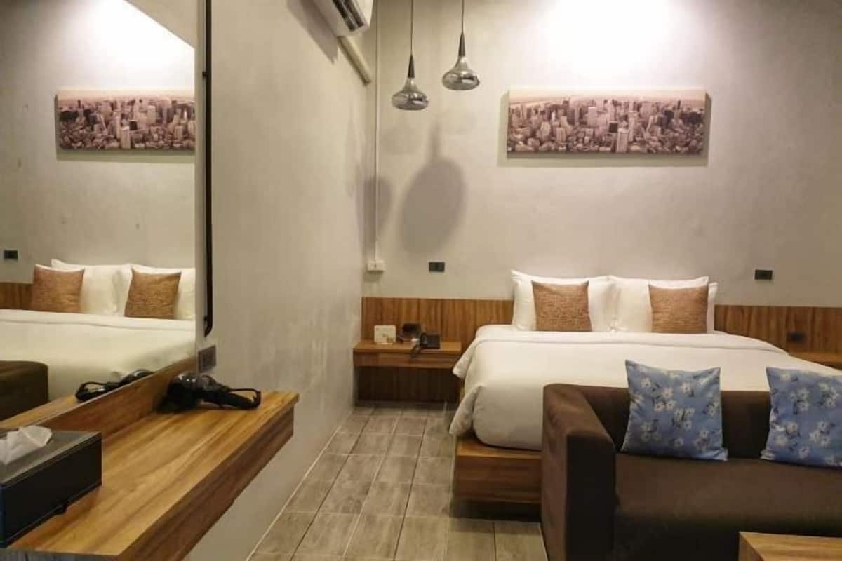 Minibar, desk, blackout curtains, free WiFi
