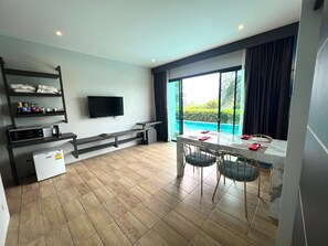 Family Pool Access | Opholdsområde | Fladskærms-tv