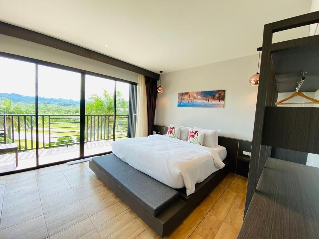 Minibar, blackout curtains, free WiFi, bed sheets