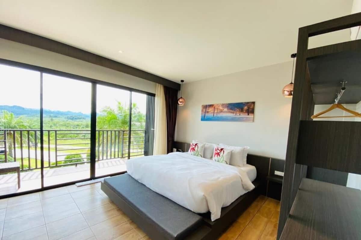 Minibar, blackout drapes, free WiFi, bed sheets