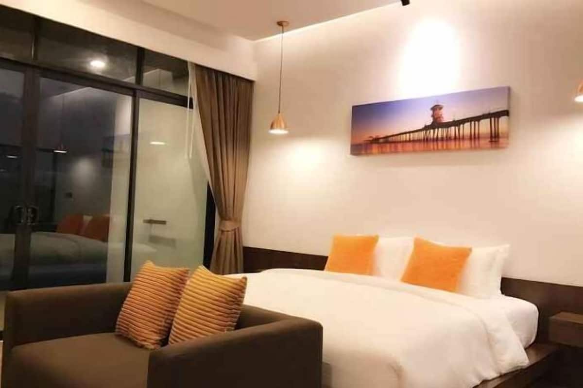Minibar, desk, blackout curtains, free WiFi