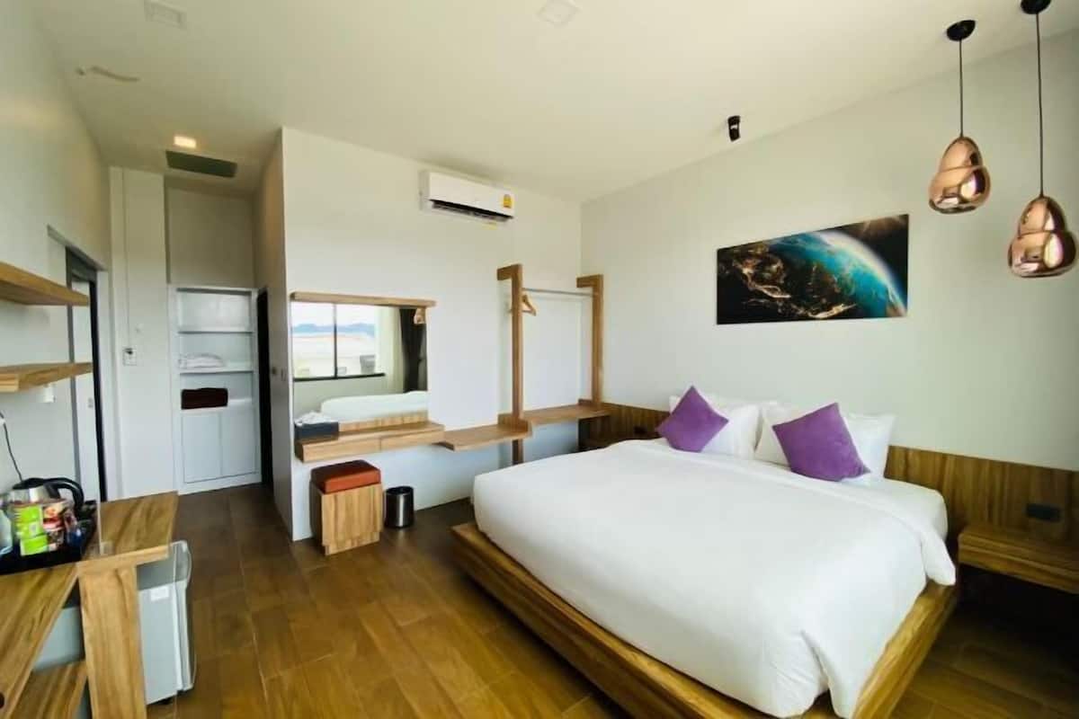 Minibar, desk, blackout curtains, free WiFi